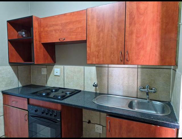 2 BEDROOM APARTMENT FOR SALE IN KEMPTON PARK CENTRAL
